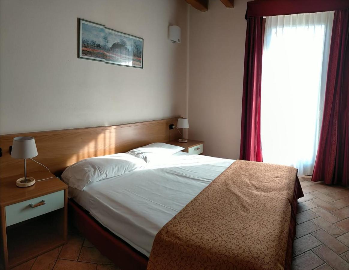 Hotel Agli Ulivi Валеджо-суль-Минчо Экстерьер фото