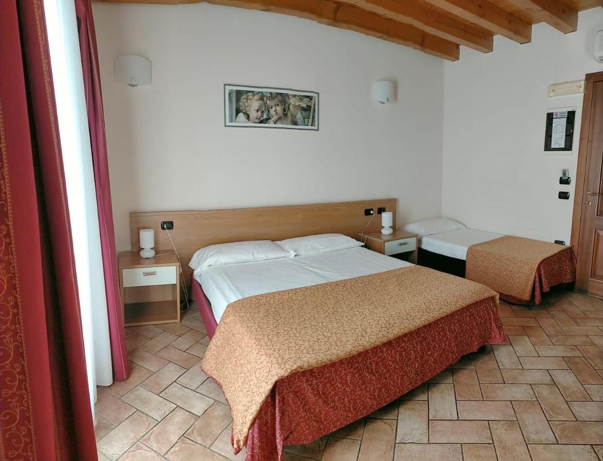 Hotel Agli Ulivi Валеджо-суль-Минчо Экстерьер фото