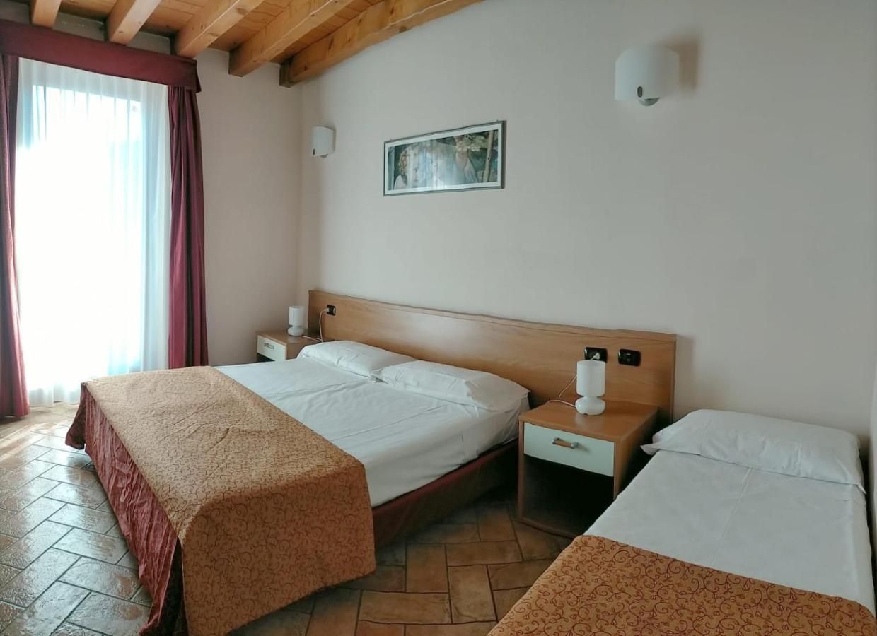 Hotel Agli Ulivi Валеджо-суль-Минчо Экстерьер фото