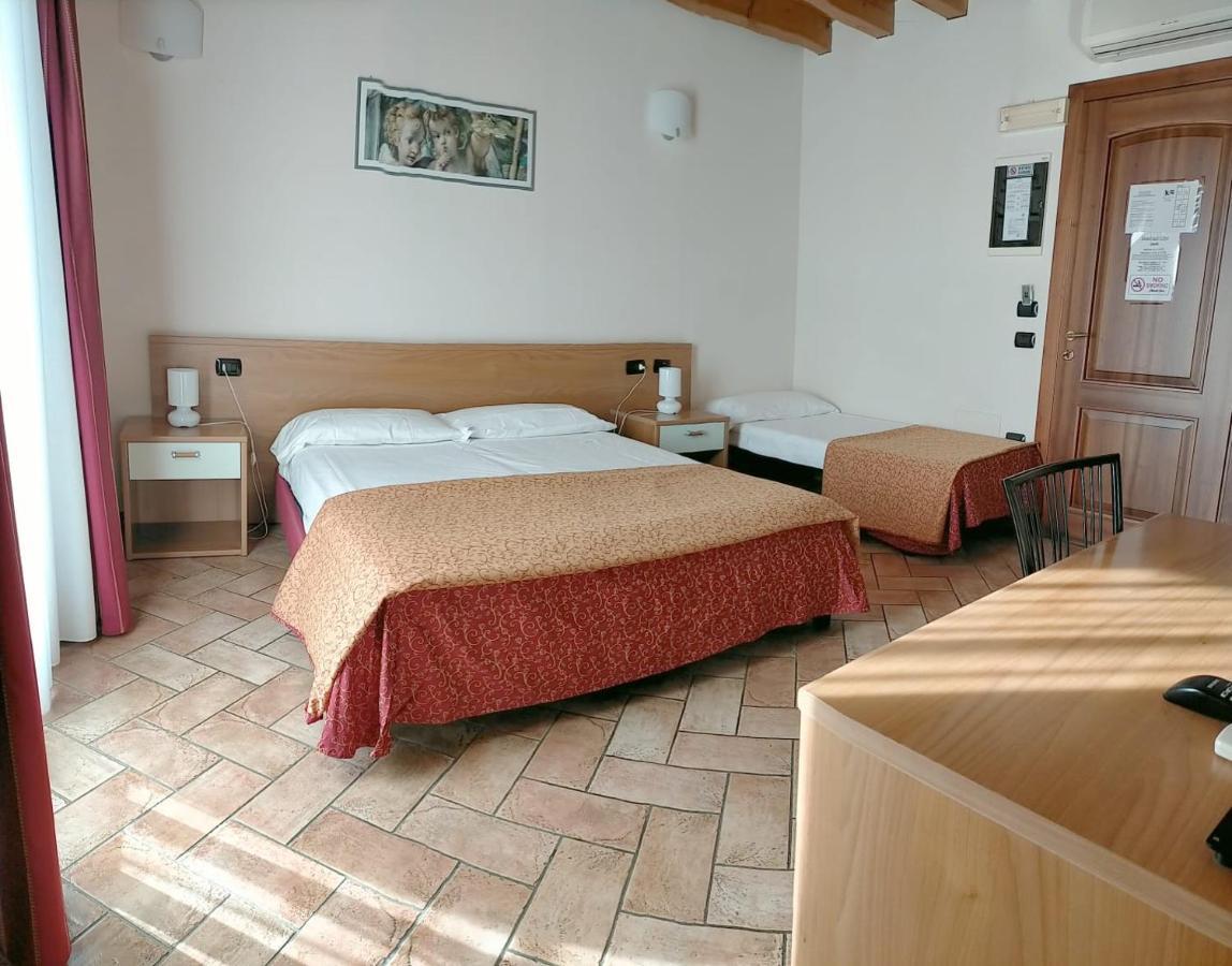 Hotel Agli Ulivi Валеджо-суль-Минчо Экстерьер фото