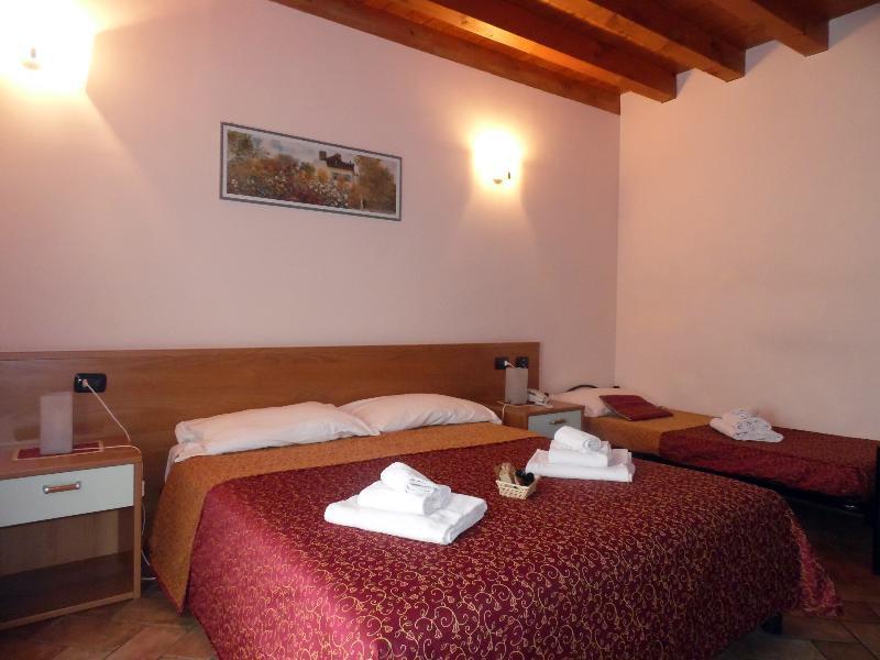 Hotel Agli Ulivi Валеджо-суль-Минчо Экстерьер фото