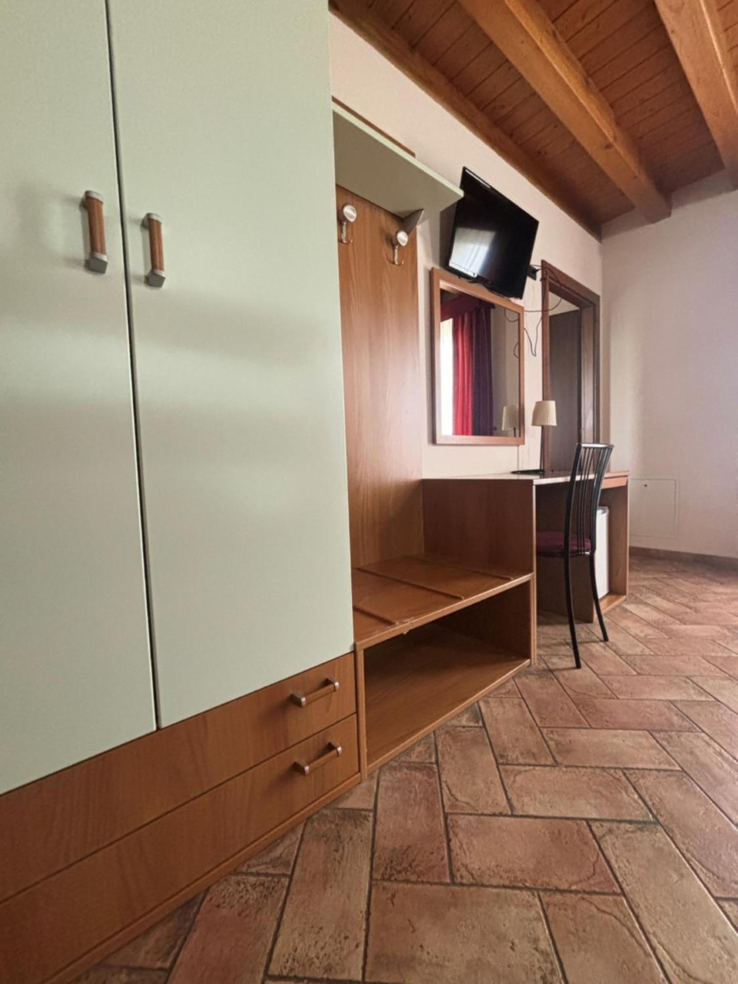 Hotel Agli Ulivi Валеджо-суль-Минчо Экстерьер фото
