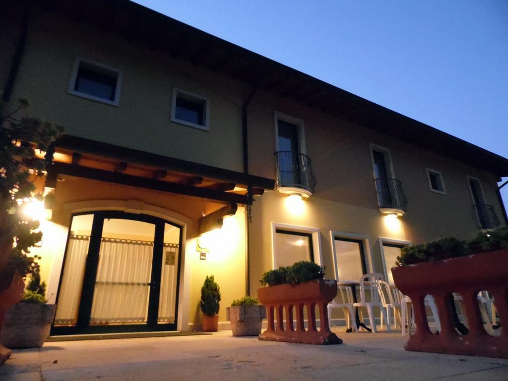 Hotel Agli Ulivi Валеджо-суль-Минчо Экстерьер фото
