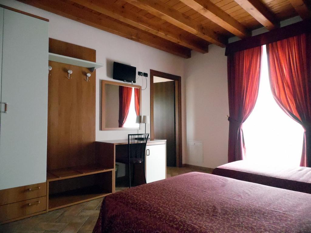 Hotel Agli Ulivi Валеджо-суль-Минчо Экстерьер фото