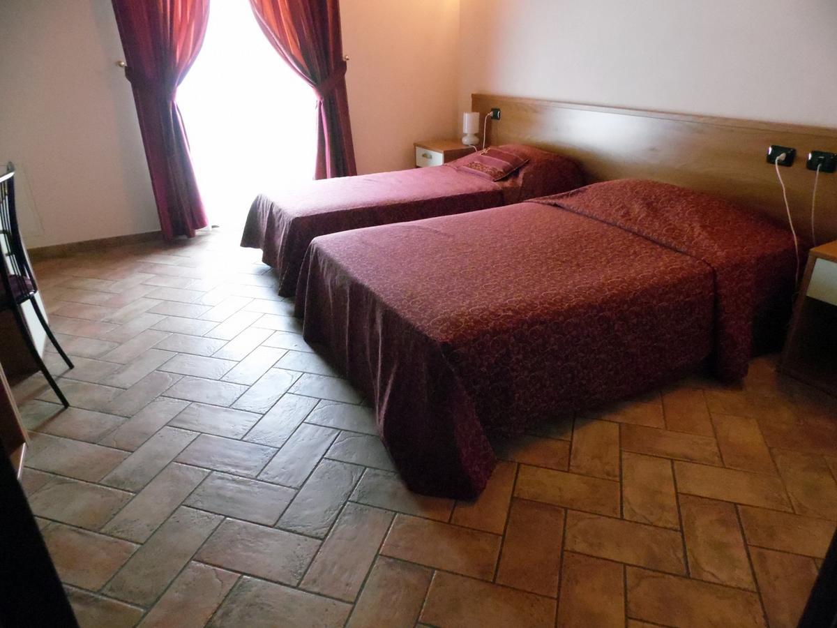 Hotel Agli Ulivi Валеджо-суль-Минчо Экстерьер фото
