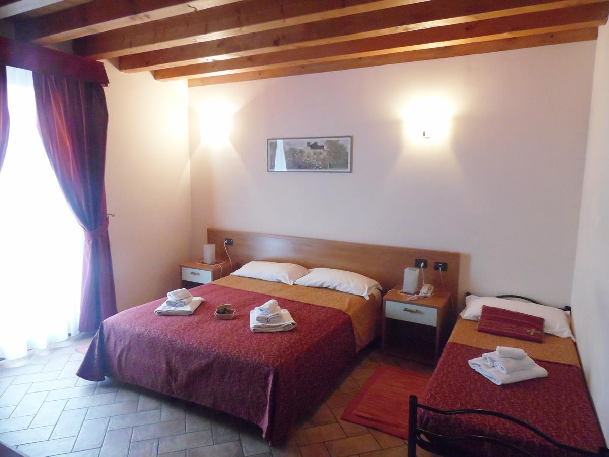 Hotel Agli Ulivi Валеджо-суль-Минчо Экстерьер фото