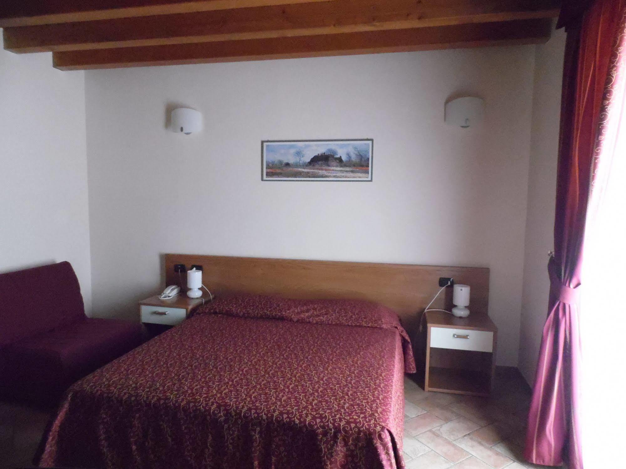 Hotel Agli Ulivi Валеджо-суль-Минчо Экстерьер фото
