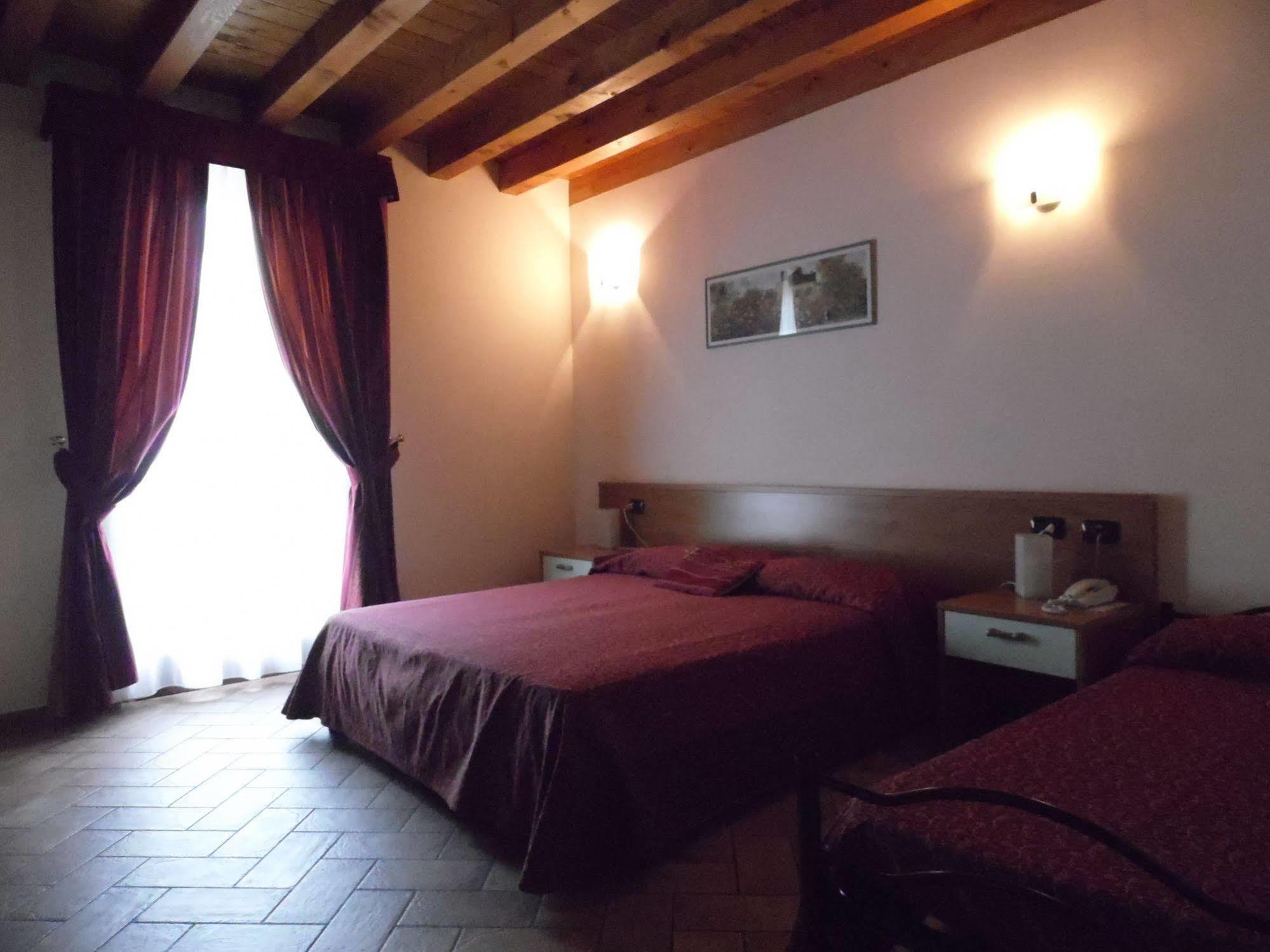 Hotel Agli Ulivi Валеджо-суль-Минчо Экстерьер фото