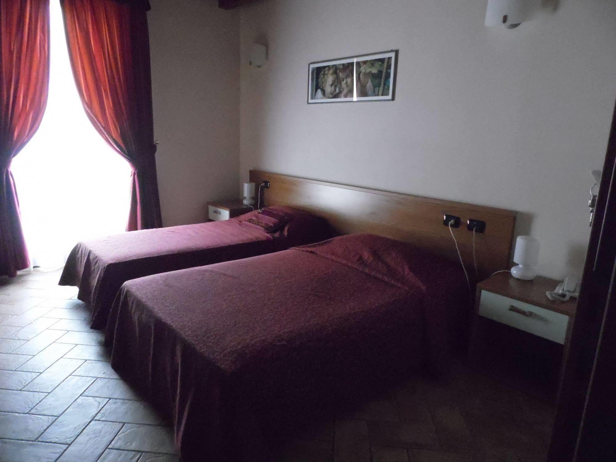 Hotel Agli Ulivi Валеджо-суль-Минчо Экстерьер фото