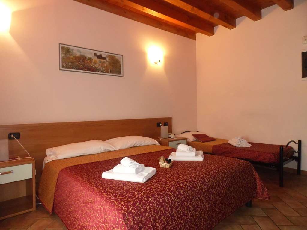 Hotel Agli Ulivi Валеджо-суль-Минчо Номер фото