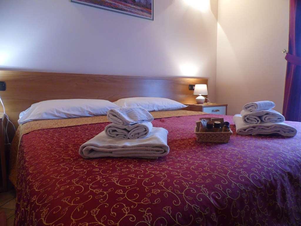 Hotel Agli Ulivi Валеджо-суль-Минчо Номер фото